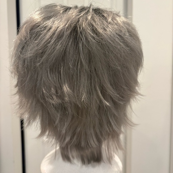 GRAY Pixie Wig! Light & Medium Grey! Basic Average size cap! Great condition! - Picture 4 of 11